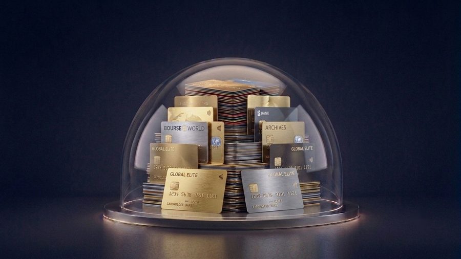 Des cartes bancaires dorées et argentées sous une cloche de verre