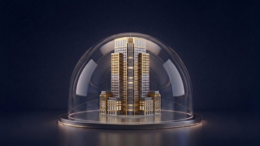 Une tour d'immeubles miniature sous une cloche de verre